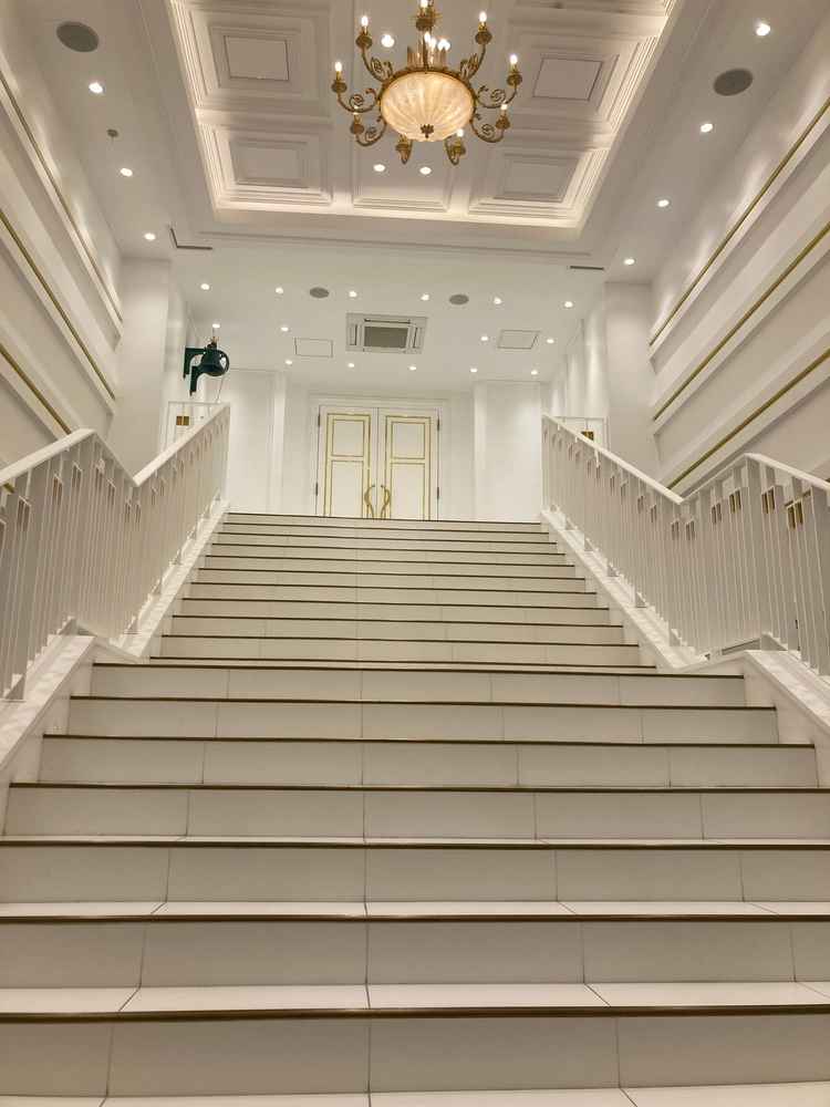 フラワーシャワーをする階段、ここで写真撮影もできる。