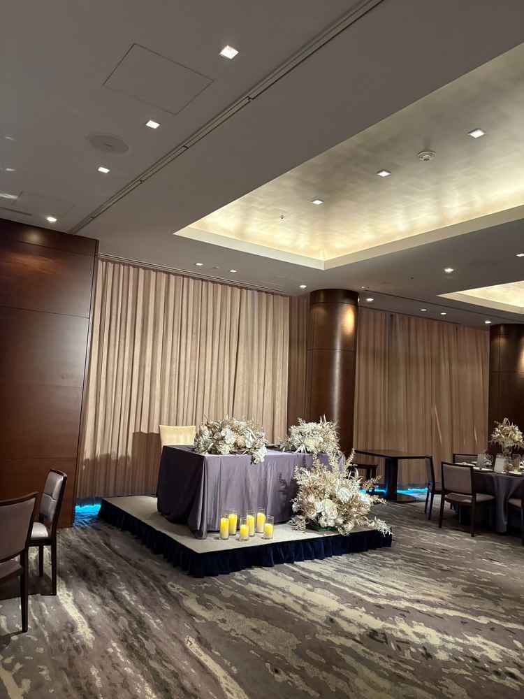披露宴会場「ハルモニア」のお部屋はダークブラウンや落ち着いた色味でまとめられており、大人っぽい印象。