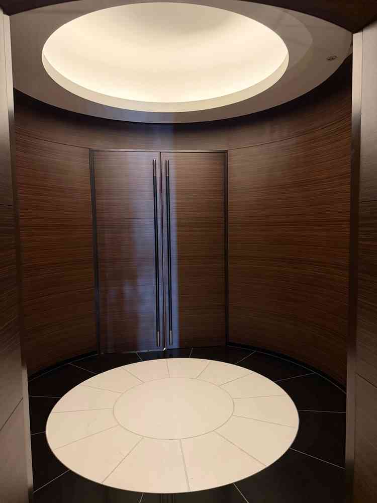 チャペルに入る前の前室。母のお腹の中と説明された。この前室がある式場も少ない。