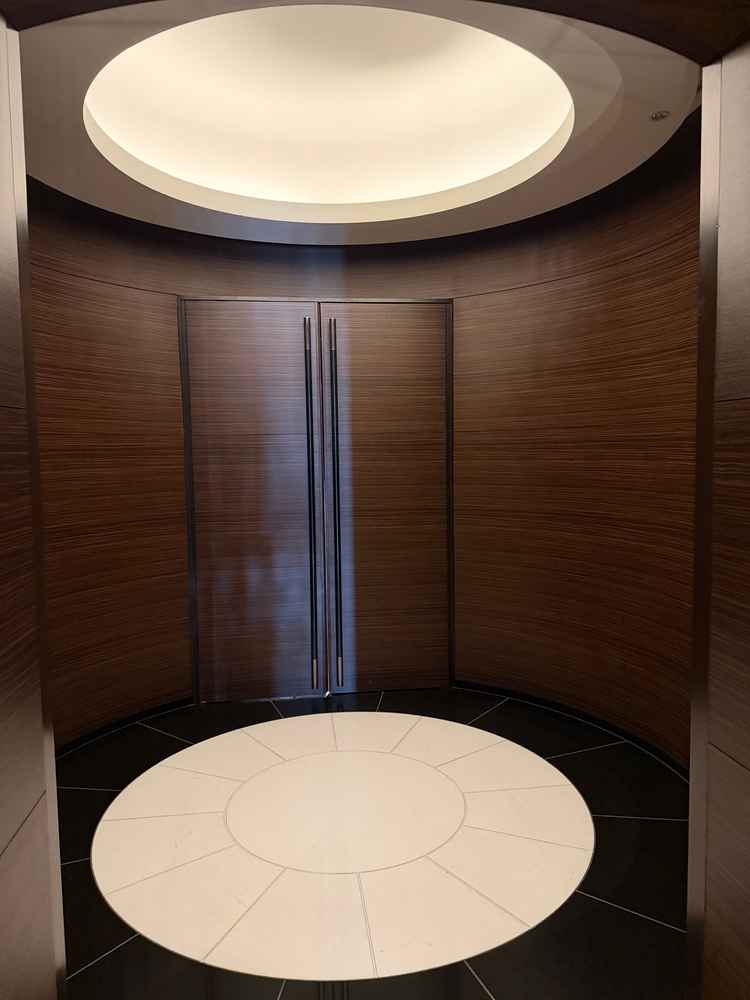 チャペルに入る前の前室。母のお腹の中と説明された。この前室がある式場も少ない。