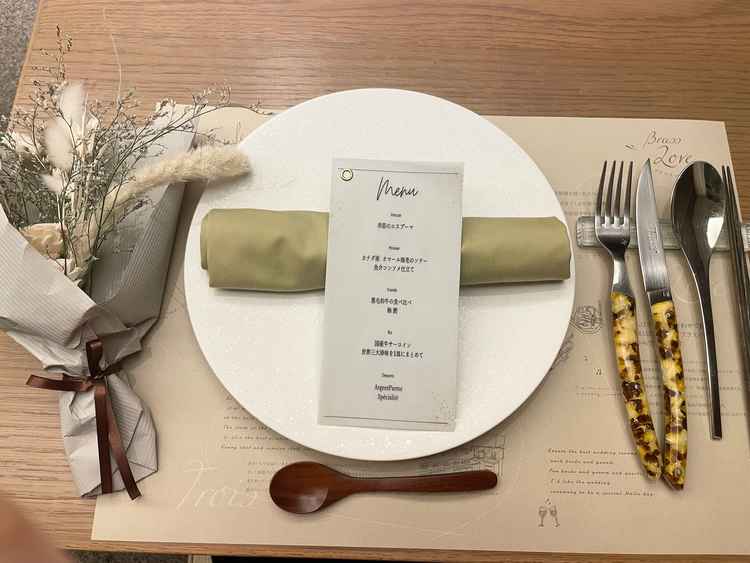 年末特別メニューとの事でした。ミニブーケは頂いたものです。