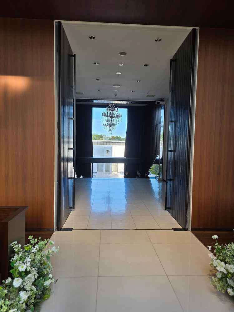 式場から出入口への眺め