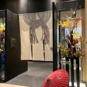 レストランのエントランス。しめ縄をイメージしたのれんだそうです。