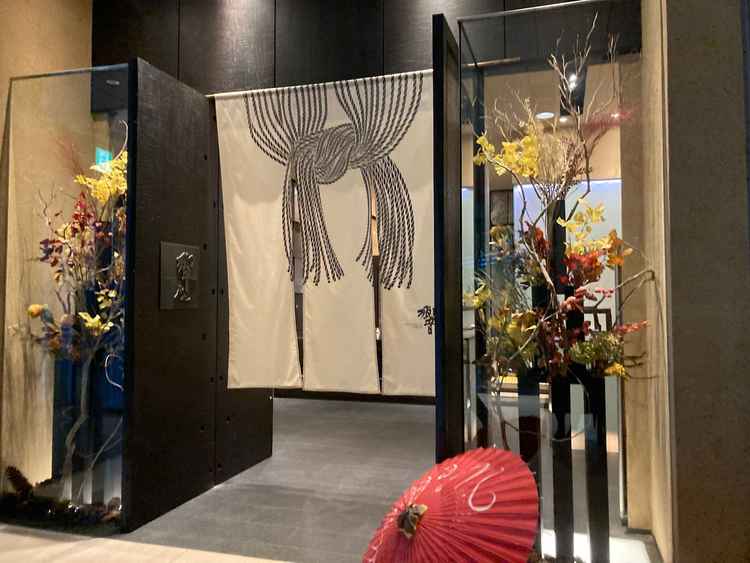 レストランのエントランス。しめ縄をイメージしたのれんだそうです。