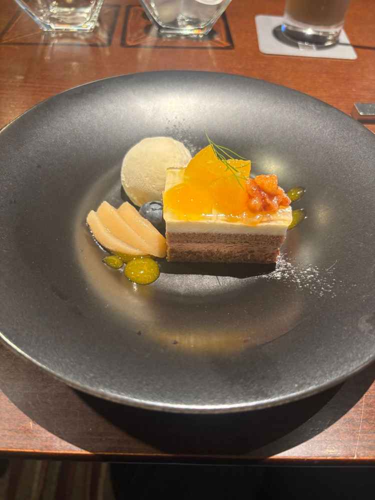 料理のプランは全部で3種類あり。1番下の13000円のプランのデザートで甘すぎず美味しかったです。