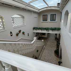 チャペルからの披露宴会場までの移動も現実味を感じさせない工夫がされている