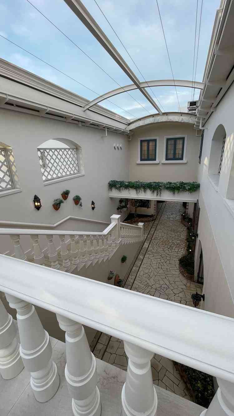 チャペルからの披露宴会場までの移動も現実味を感じさせない工夫がされている