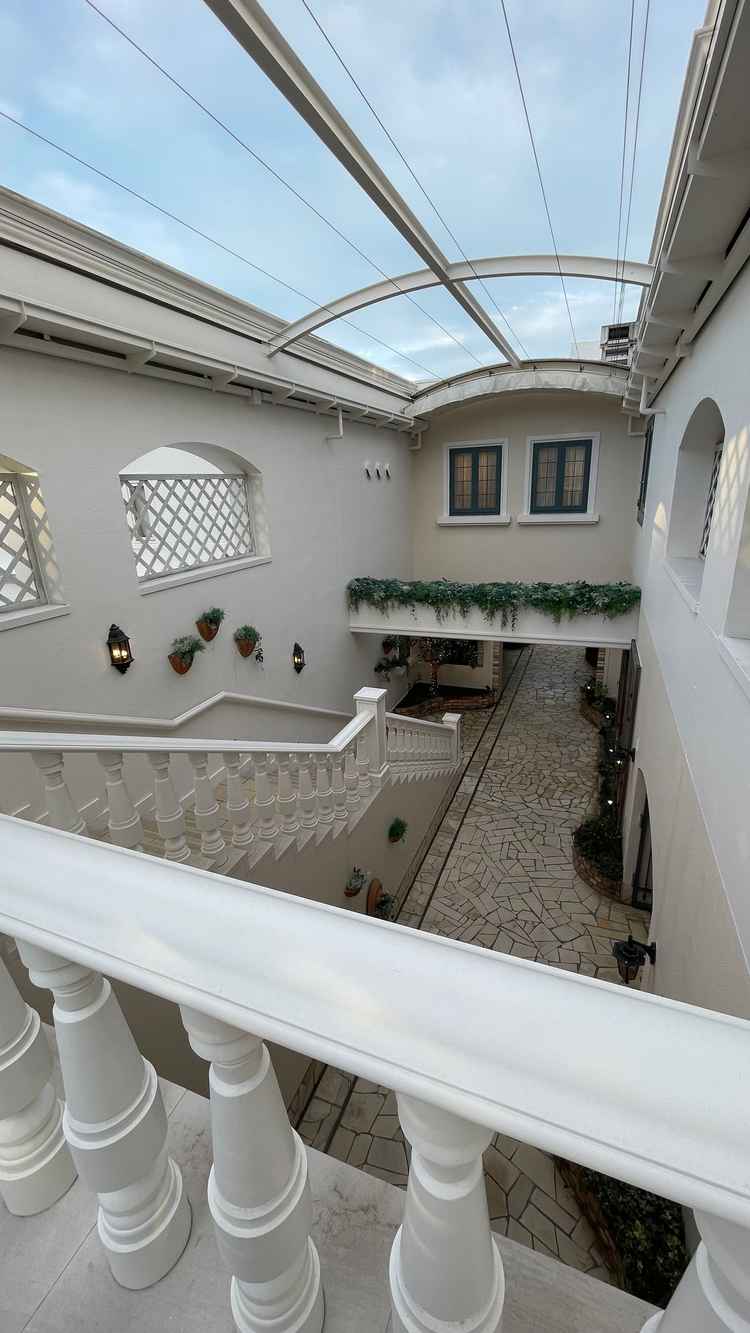 チャペルからの披露宴会場までの移動も現実味を感じさせない工夫がされている