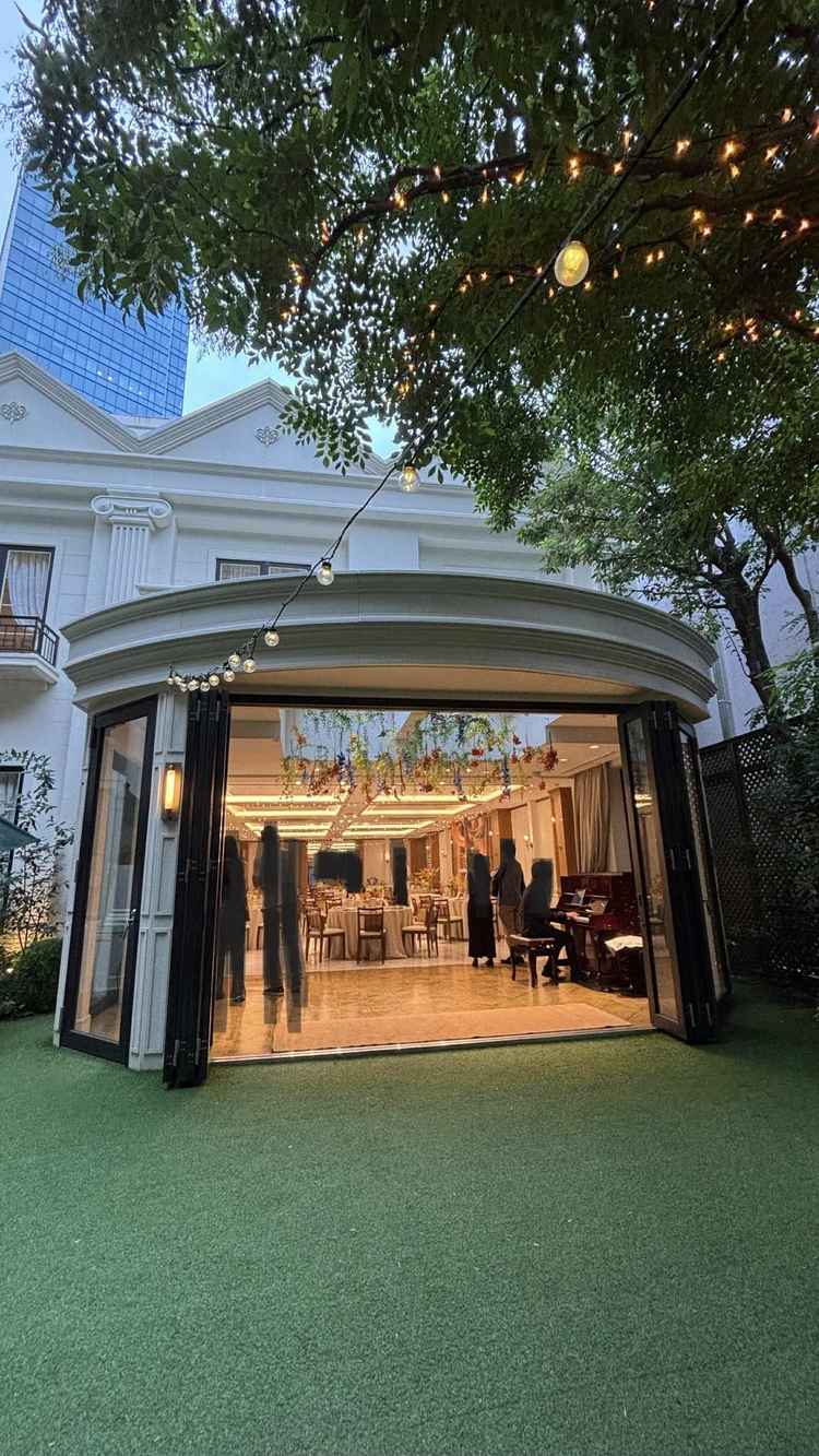 ガーデンからみた披露宴会場。明るい雰囲気で中の距離感も良い印象。