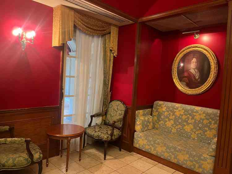 チャペル前のスペースで外国に来たようなレトロな空間だった。