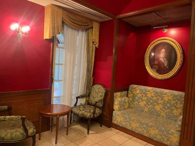 チャペル前のスペースで外国に来たようなレトロな空間だった。