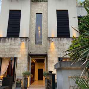 外観はバリ風のデザインで南国リゾートのような雰囲気があり、訪れるだけで特別感を感じられる印象。