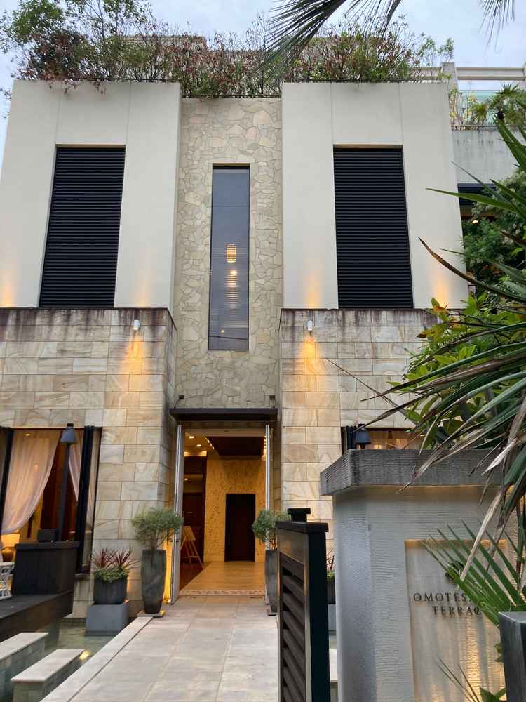 外観はバリ風のデザインで南国リゾートのような雰囲気があり、訪れるだけで特別感を感じられる印象。