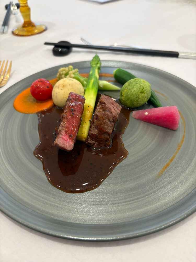 メインのお料理です。ヒレ肉が柔らかく美味しかったです。