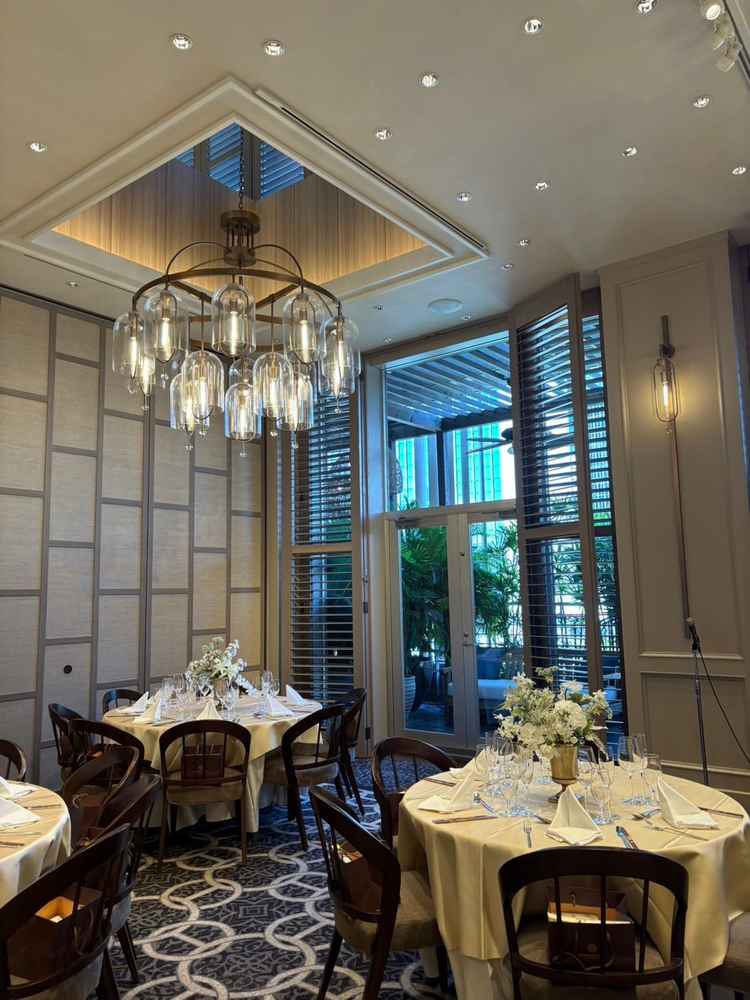 披露宴会場証明10段階切り替え