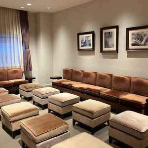 親族の待合室。広いため親族が多くても安心。カーテンで両家のスペースを分けることも可能