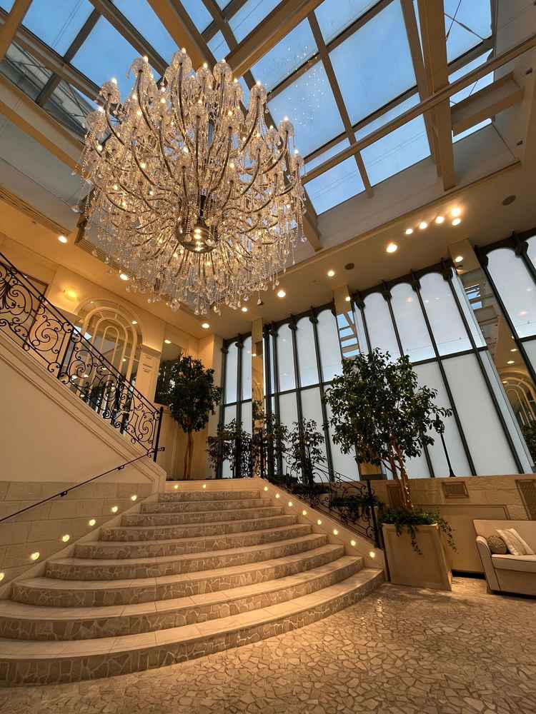 全天候型アトリウムのため、ゲストや新郎新婦が雨に濡れることなくフラワーシャワーを行うことができる。