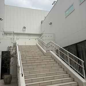 フラワーシャワーができる外階段の写真。