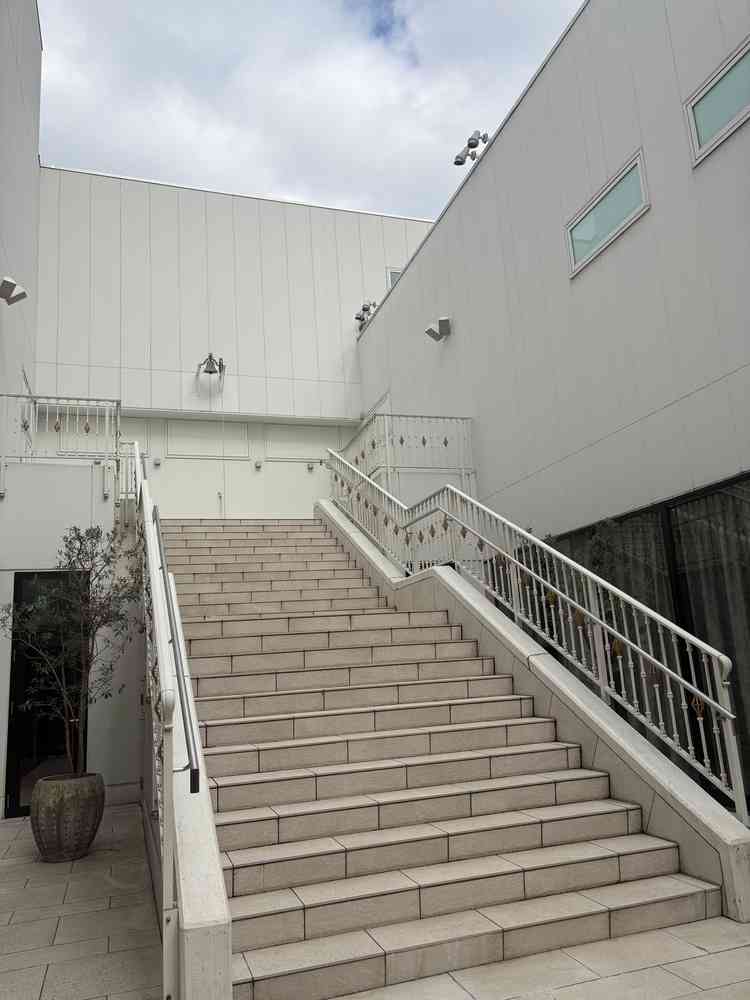 フラワーシャワーができる外階段の写真。