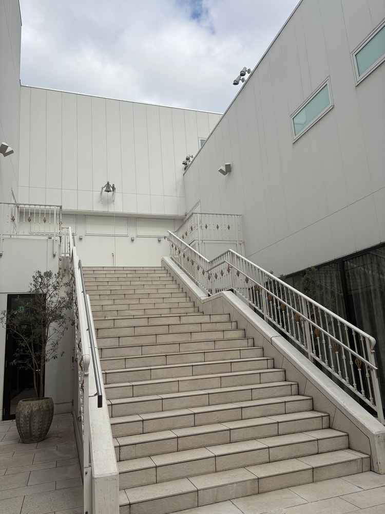 フラワーシャワーができる外階段の写真。