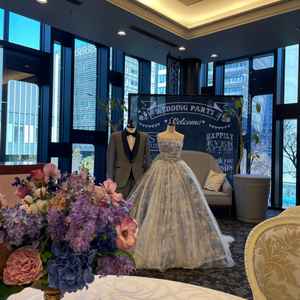 2階の披露宴会場、その前の部屋には窓が多く開放感がありました。