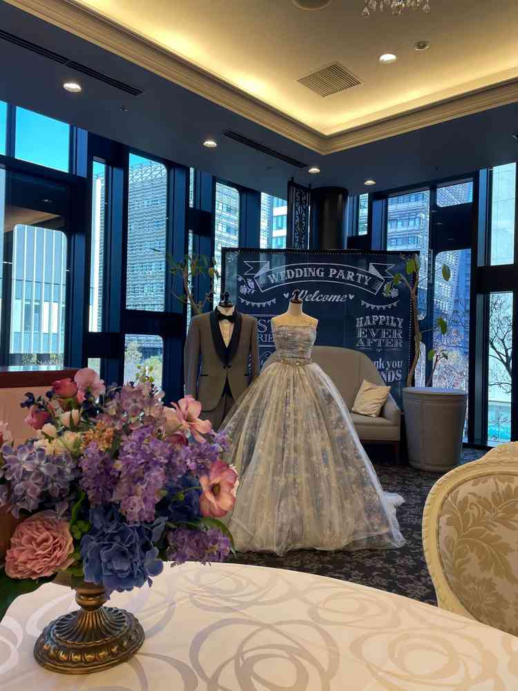 2階の披露宴会場、その前の部屋には窓が多く開放感がありました。