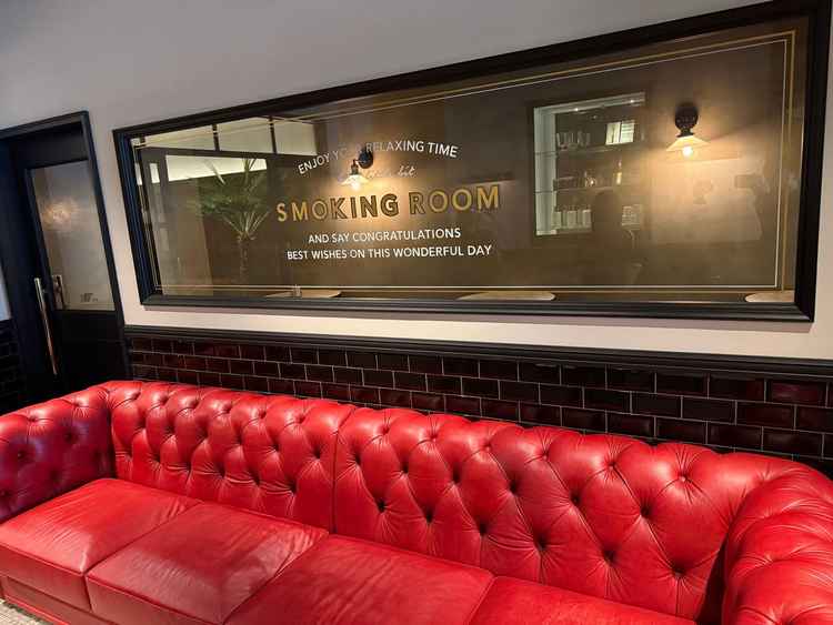 喫煙所、おしゃれで広い作りになっており、ここで写真を撮る方も多いとのこと