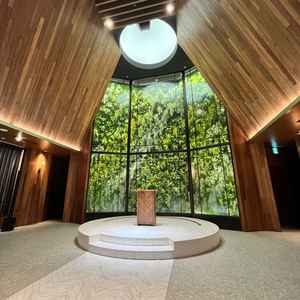 木の香りと緑の背景が調和し、自然に包まれたような温かみのあるチャペルだった。