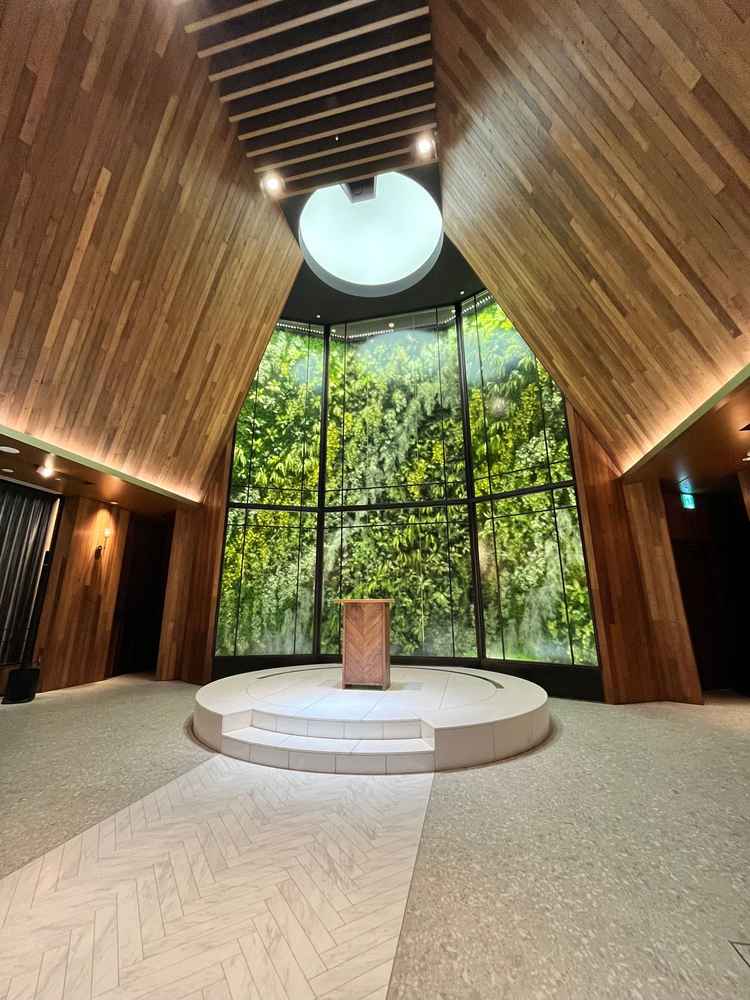 木の香りと緑の背景が調和し、自然に包まれたような温かみのあるチャペルだった。