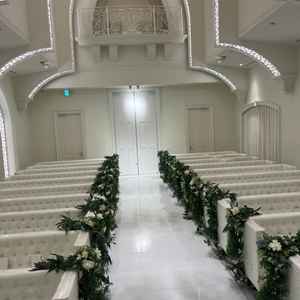 真っ白なチャペルで、ゲストが座る席が真っ白なソファでした。新婦がはいる前にトビラマッピングがあり。