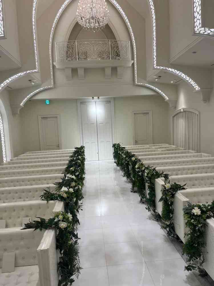 真っ白なチャペルで、ゲストが座る席が真っ白なソファでした。新婦がはいる前にトビラマッピングがあり。