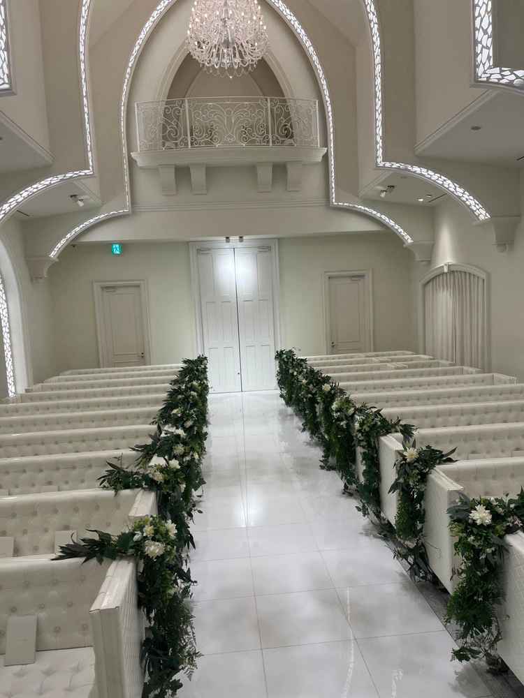 真っ白なチャペルで、ゲストが座る席が真っ白なソファでした。新婦がはいる前にトビラマッピングがあり。