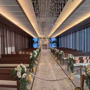 チャペル内。タイル張りのバージンロードやシャンデリアがおしゃれ。ゲストとの距離が近そうと感じた。