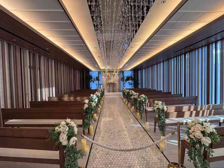 チャペル内。タイル張りのバージンロードやシャンデリアがおしゃれ。ゲストとの距離が近そうと感じた。