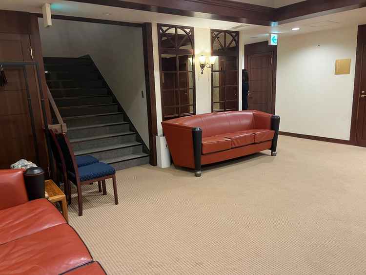 小さい方の披露宴会場の前のロビー。更衣室や美容室があります。