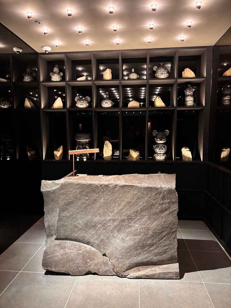 入り口に本物の石を使ったカウンターがあります。