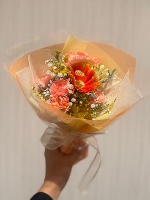 フラワーコーディネーターの方が好きな色や花から素敵な花束を作ってくださり、ホスピタリティを感じた。
