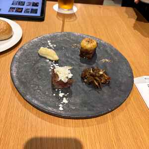 試食の牛ステーキ4種食べ比べのうちの2種