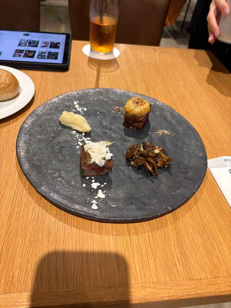 試食の牛ステーキ4種食べ比べのうちの2種