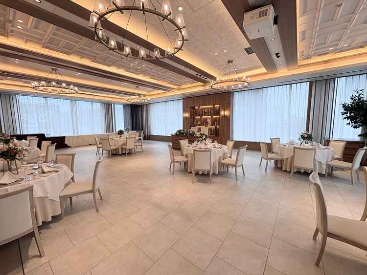 アイボリー×木目調の素敵な披露宴会場でした。広すぎず、アットホームな宴会に向いてそうです。