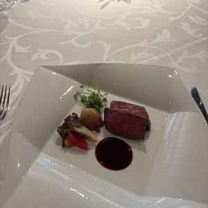 メインの肉料理。綺麗に盛り付けられていて美味しかったです。