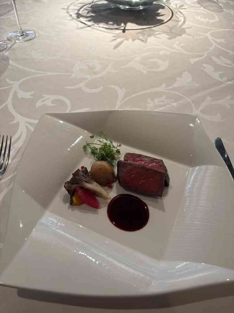 メインの肉料理。綺麗に盛り付けられていて美味しかったです。