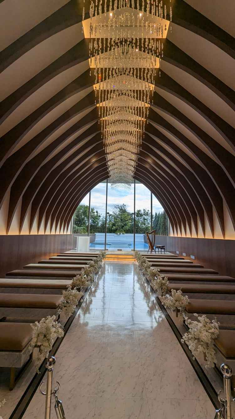 ヴィクトリアハウスのチャペル。薄曇りでしたがよく光が入り、プールにつながる景色がきれい。