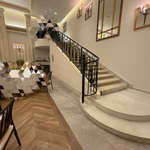 披露宴会場内に階段がありました。