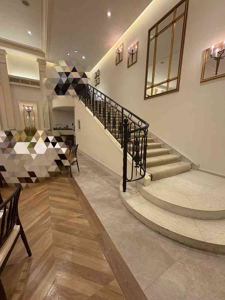 披露宴会場内に階段がありました。