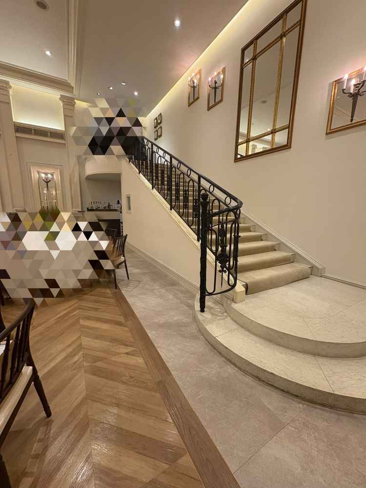 披露宴会場内に階段がありました。