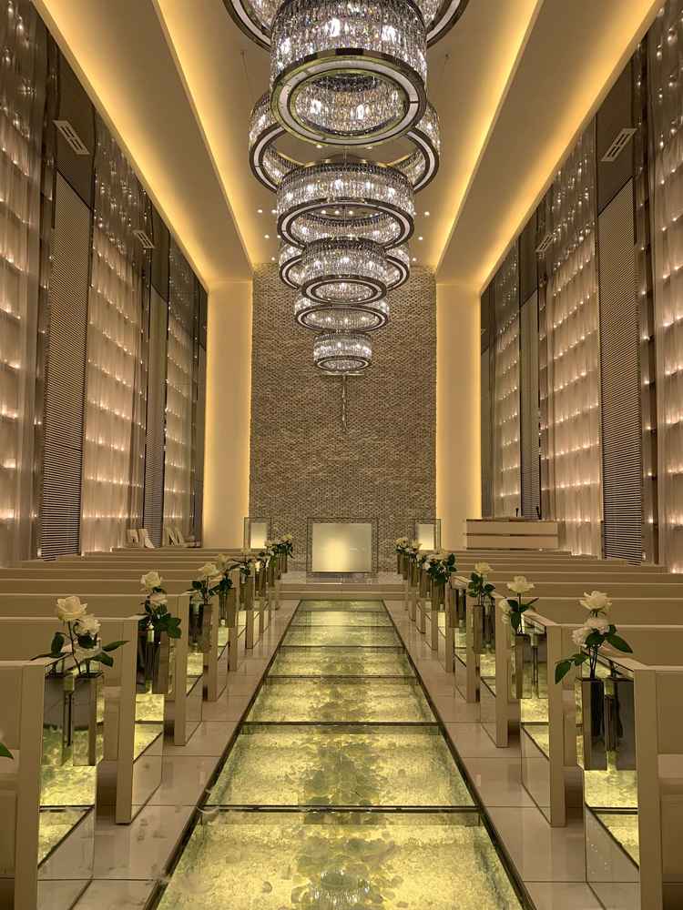 チャペルはガラスのバージンロードが輝いてとてもきれいだった。