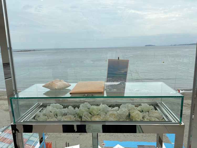 まるで海の上で式を挙げているかのような、一面の景色が海でとても素敵でした