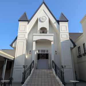 チャペルの外観です。パリの街並みをイメージしています。上にみえる鐘を鳴らすこともできます。