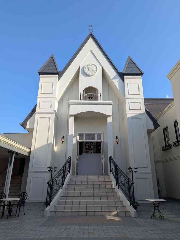 チャペルの外観です。パリの街並みをイメージしています。上にみえる鐘を鳴らすこともできます。